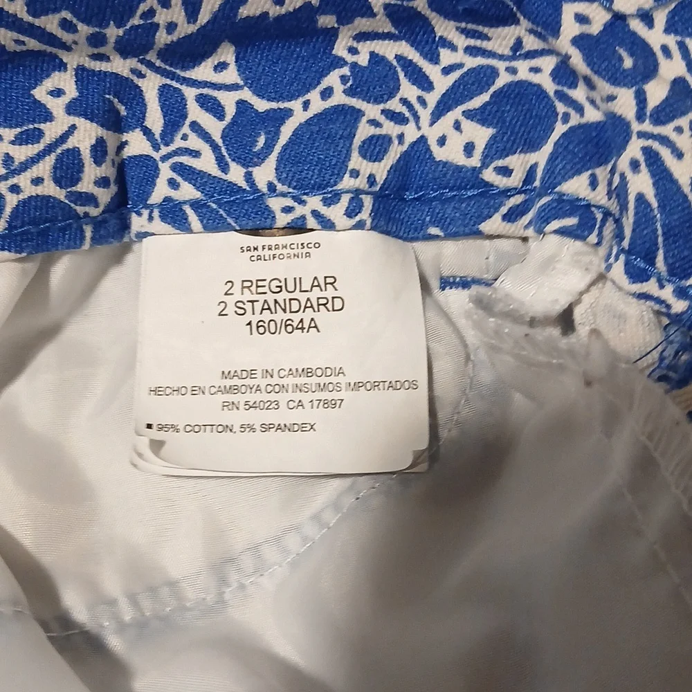 Old Navy Blue Floral Chino Bermuda Shorts - Women’s Size 2 Regular - Picture 10 of 12